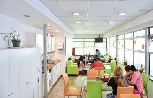 Varias familias en el interior de la Sala Familiar Ronald McDonald en Exequiel Gonzalez Cortes.