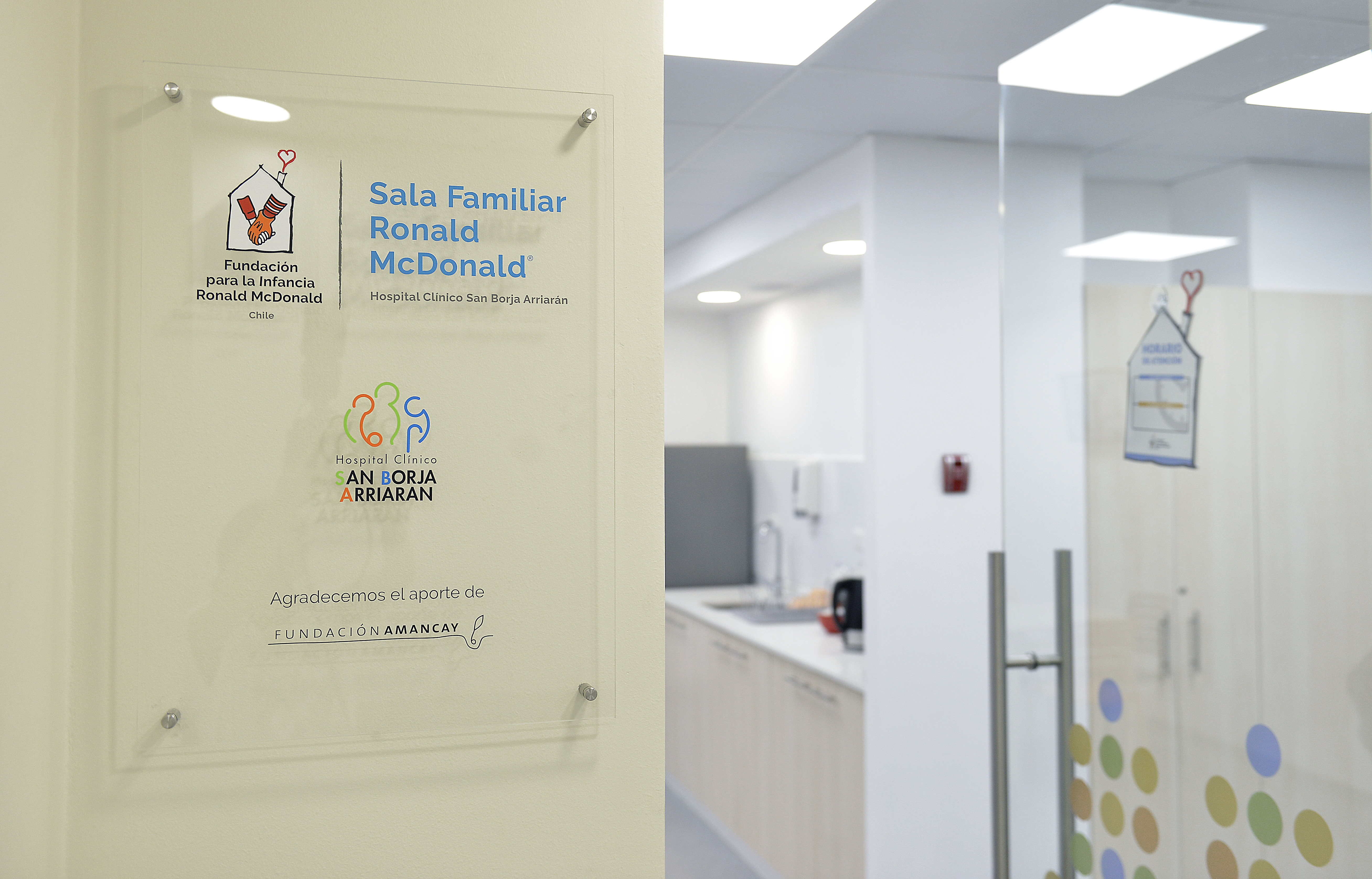 Puertas en vidrio a la Sala Familiar Ronald McDonald en el Hospital San Borja.
